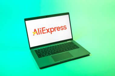 Prag, Çek Cumhuriyeti - 08 12 2025: Tek tip arkaplanda AliExpress logosunu gösteren bir dizüstü bilgisayarın yukarıdan görünüşü. AliExpress, küresel çapta bir alışveriş ürünleri çevrimiçi pazarıdır..