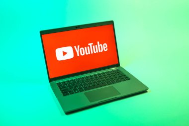 Prag, Çek Cumhuriyeti - 08 12 2025: Youtube logosunu gösteren bir dizüstü bilgisayarın tepeden aşağı görüntüsü. Youtube dünya çapında videoları izlemek ve paylaşmak için bir platform.