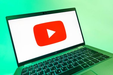 Prag, Çek Cumhuriyeti - 08 12 2025: Youtube logosunu gösteren bir bilgisayarın dinamik yakın çekimi. Youtube dünya çapında videoları izlemek ve paylaşmak için bir platform.