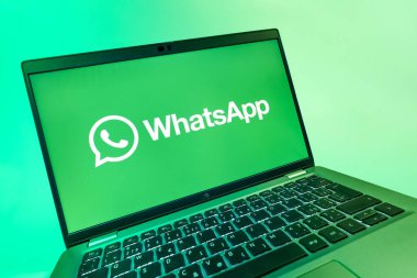 Prag, Çek Cumhuriyeti - 08 12 2025 WhatsApp logosunu gösteren dinamik bir yakın plan. WhatsApp mesaj, çağrı ve medya göndermek için bir uygulamadır.