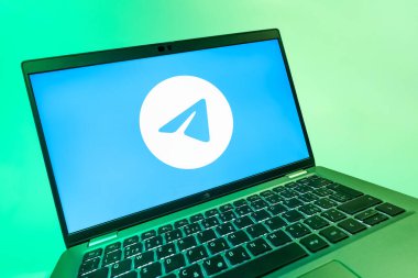 Prag, Çek Cumhuriyeti - 08 12 2025: Telegram logosunu gösteren bir dizüstü bilgisayarın dinamik yakın çekimi. Telgraf hızlı ve güvenli iletiler için bir uygulamadır.