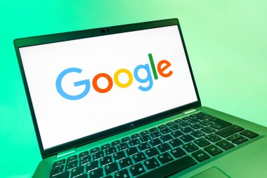 Prag, Çek Cumhuriyeti - 08 12 2025: Google logosunu gösteren bir dizüstü bilgisayarın dinamik yakın çekimi. Google bilgi için bir arama motoru ve teknoloji platformudur.