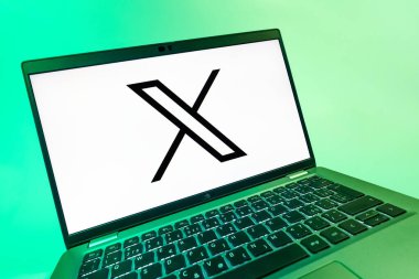 Prag, Çek Cumhuriyeti - 08 12 2025: X logosunu gösteren bir dizüstü bilgisayarın dinamik yakın çekimi. X, kısa gönderileri ve güncellemeleri paylaşmak için bir platformdur.
