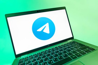 Prag, Çek Cumhuriyeti - 08 12 2025: Telegram logosunu gösteren bir dizüstü bilgisayarın dinamik yakın çekimi. Telgraf hızlı ve güvenli iletiler için bir uygulamadır.