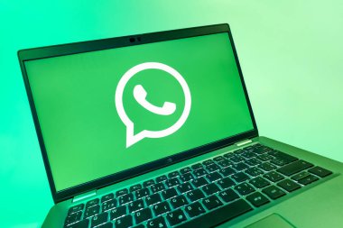 Prag, Çek Cumhuriyeti - 08 12 2025 WhatsApp logosunu gösteren dinamik bir yakın plan. WhatsApp mesaj, çağrı ve medya göndermek için bir uygulamadır.