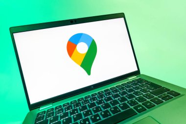 Prag, Çek Cumhuriyeti - 08 12 2025: Google Maps logosunu gösteren dinamik bir yakın plan. Google Maps haritalar, navigasyon ve konum hizmetleri için bir platformdur.