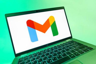 Prag, Çek Cumhuriyeti - 08 12 2025: Google Gmail logosunu gösteren dinamik bir yakın plan. Google Gmail, mesaj göndermek ve almak için kullanılan bir e-posta servisidir..