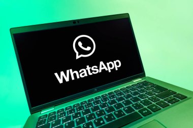 Prag, Çek Cumhuriyeti - 08 12 2025 WhatsApp logosunu gösteren dinamik bir yakın plan. WhatsApp mesaj, çağrı ve medya göndermek için bir uygulamadır.