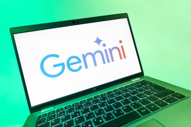 Prag, Çek Cumhuriyeti - 08 12 2025: Gemini logosunu gösteren bir dizüstü bilgisayarın dinamik yakın çekimi. Gemini kripto para ticareti ve yönetimi için bir platformdur..