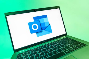 Prag, Çek Cumhuriyeti - 08 12 2025: Outlook logosunu gösteren bir bilgisayarın dinamik yakın çekimi. Outlook iletileri göndermek ve yönetmek için bir e- posta platformudur.