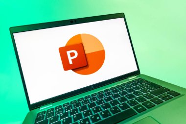 Prag, Çek Cumhuriyeti - 08 12 2025: Powerpoint logosunu gösteren bir bilgisayarın dinamik yakın çekimi. Powerpoint sunumlar ve slayt gösterileri oluşturmak için bir yazılımdır..
