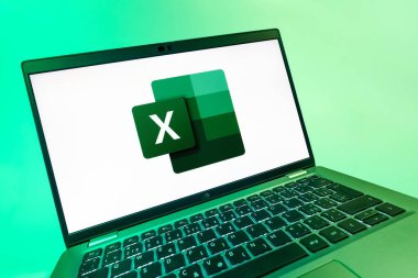 Prag, Çek Cumhuriyeti - 08 12 2025: Excel logosunu gösteren bir dizüstü bilgisayarın dinamik yakın çekimi. Excel, tablo, veri analizi ve hesaplamalar için bir yazılımdır..
