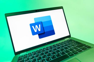 Prag, Çek Cumhuriyeti - 08 12 2025: Word logosunu gösteren bir dizüstü bilgisayarın dinamik yakın çekimi. Word belge yaratmak ve düzenlemek için bir yazılımdır..