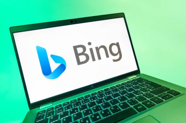 Prag, Çek Cumhuriyeti - 08 12 2025: Bing logosunu gösteren bir dizüstü bilgisayarın dinamik yakın çekimi. Bing çevrimiçi bilgi bulmak için bir arama motorudur.