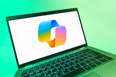 Prag, Çek Cumhuriyeti - 08 12 2025: Copilot logosunu gösteren dinamik bir yakın plan. Copilot, üretkenlik yardımı için yazılıma entegre edilmiş bir yapay zeka asistanıdır..