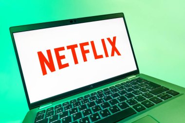Prag, Çek Cumhuriyeti - 08 12 2025: Netflix logosunu gösteren bir dizüstü bilgisayarın dinamik yakın çekimi. Netflix sinema ve televizyon programları için bir yayın platformudur..