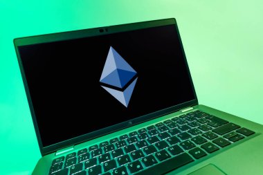 Prag, Çek Cumhuriyeti - 08 12 2025: Ethereum logosunu gösteren dinamik yakın plan. Ethereum merkezi olmayan uygulamalar ve kripto için bir engelleme platformudur..