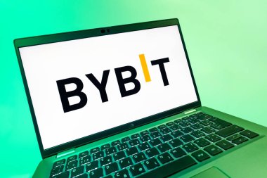 Prag, Çek Cumhuriyeti - 08 12 2025: Bybit logosunu gösteren dinamik bir yakın plan. Bybit şifreli para ve türev ticareti için bir platformdur.