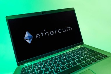 Prag, Çek Cumhuriyeti - 08 12 2025: Ethereum logosunu gösteren dinamik yakın plan. Ethereum merkezi olmayan uygulamalar ve kripto için bir engelleme platformudur..