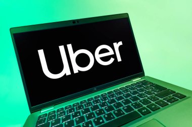 Prag, Çek Cumhuriyeti - 08 12 2025: Uber logosunu gösteren dinamik bir yakın plan. Uber ulaşım ve dağıtım hizmetleri için bir gezinti selamlama uygulaması.