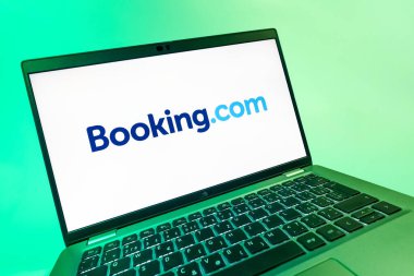 Prag, Çek Cumhuriyeti - 08 12 2025: Booking.com logosunu gösteren bir dizüstü bilgisayarın dinamik yakın çekimi. Rezervasyon, otel bulmak ve rezervasyon yaptırmak için bir platformdur..