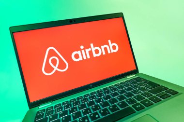 Prag, Çek Cumhuriyeti - 08 12 2025 Airbnb logosunu gösteren dinamik yakın plan. Airbnb dünya çapında kısa vadeli konaklama için bir platformdur..