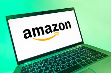 Prag, Çek Cumhuriyeti - 08 12 2025: Amazon logosunu gösteren bir dizüstü bilgisayarın dinamik yakın çekimi. Amazon, alışveriş ürünleri ve hizmetleri için çevrimiçi bir platformdur..
