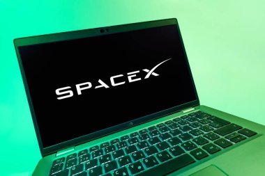 Prag, Çek Cumhuriyeti - 08 12 2025: SpaceX logosunu gösteren bir dizüstü bilgisayarın dinamik yakın çekimi. SpaceX uzay keşfi ve roket fırlatmaları için özel bir şirkettir..