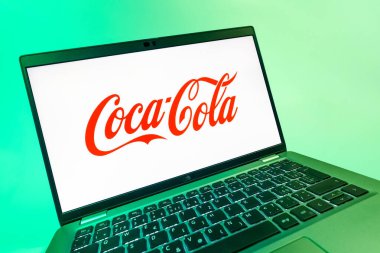 Prag, Çek Cumhuriyeti - 08 12 2025: Coca-Cola logosunu gösteren bir dizüstü bilgisayarın dinamik yakın çekimi. Coca-Cola meşrubatlarıyla tanınan bir içecek şirketidir..