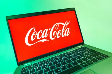 Prag, Çek Cumhuriyeti - 08 12 2025: Coca-Cola logosunu gösteren bir dizüstü bilgisayarın dinamik yakın çekimi. Coca-Cola meşrubatlarıyla tanınan bir içecek şirketidir..