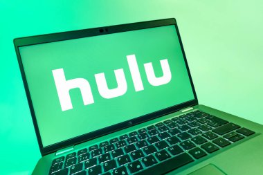 Prag, Çek Cumhuriyeti - 08 12 2025: Hulu logosunu gösteren bir dizüstü bilgisayarın dinamik yakın çekimi. Hulu TV şovları, filmler ve canlı TV için bir yayın platformu..