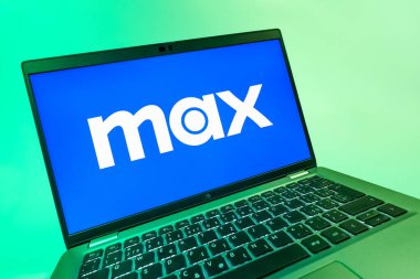 Prag, Çek Cumhuriyeti - 08 12 2025: Max logosunu gösteren bir dizüstü bilgisayarın dinamik yakın çekimi. Max, filmler, TV programları ve özgün içerikler için bir yayın platformudur..