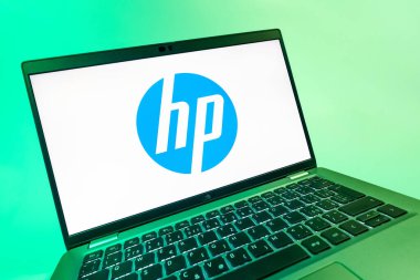 Prag, Çek Cumhuriyeti - 08 12 2025: Hewlett-Packard logosunu gösteren bir dizüstü bilgisayarın dinamik yakın çekimi. Hewlett-Packard bilgisayar ve yazıcı üreten bir teknoloji şirketidir..