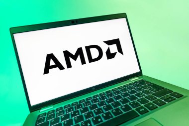 Prag, Çek Cumhuriyeti - 08 12 2025: AMD logosunu gösteren bir bilgisayarın dinamik yakın çekimi. AMD, işlemci ve işlemci üreten yarı iletken bir şirkettir..