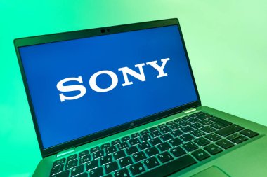 Prag, Çek Cumhuriyeti - 08 12 2025: Sony logosunu gösteren bir dizüstü bilgisayarın dinamik yakın çekimi. Sony elektronik, oyun ve eğlence üreten bir teknoloji şirketidir..