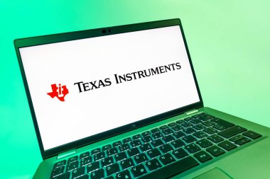 Prag, Çek Cumhuriyeti - 08 12 2025: Texas Instruments logosunu gösteren bir dizüstü bilgisayarın dinamik yakın çekimi. Texas Instruments yarı iletken ve elektronik üreten bir şirket..