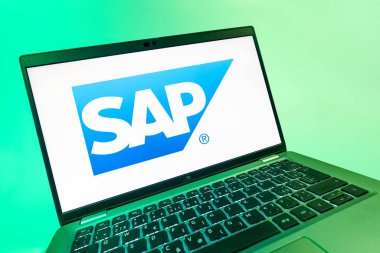 Prag, Çek Cumhuriyeti - 08 12 2025: SAP logosunu gösteren dinamik bir yakın plan. SAP, şirket uygulamaları ve çözümleri sağlayan bir yazılım şirketidir..