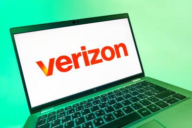 Prag, Çek Cumhuriyeti - 08 12 2025: Verizon logosunu gösteren dinamik bir yakın plan. Verizon, kablosuz ve geniş bant hizmetleri sağlayan bir telekom şirketidir..