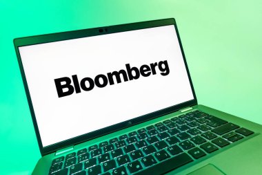 Prag, Çek Cumhuriyeti - 08 12 2025: Bloomberg logosunu gösteren dinamik bir yakın plan. Bloomberg finansal haberler, veriler ve analizler sağlayan bir şirkettir..