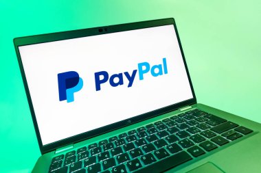 Prag, Çek Cumhuriyeti - 08 12 2025: PayPal logosunu gösteren dinamik bir yakın plan. PayPal çevrimiçi ödemeler ve para transferleri için bir platformdur.