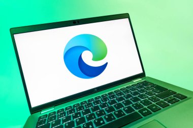 Prag, Çek Cumhuriyeti - 08 12 2025: Sınır logosunu gösteren bir laptopun dinamik yakın çekimi. Edge, Microsoft tarafından Windows aygıtları için geliştirilen bir web tarayıcısıdır..
