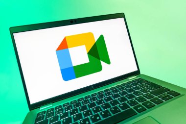 Prag, Çek Cumhuriyeti - 08 12 2025: Google Meet logosunu gösteren dinamik bir yakın plan. Google Meet video toplantıları ve çevrimiçi işbirliği için bir platformdur.