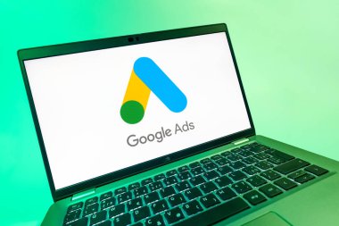 Prag, Çek Cumhuriyeti - 08 12 2025: Google Ads logosunu gösteren dinamik bir yakın plan. Google Reklamları, çevrimiçi reklamlar yaratmak ve yönetmek için bir platformdur.