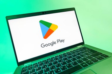 Prag, Çek Cumhuriyeti - 08 12 2025: Google Play logosunu gösteren bir dizüstü bilgisayarın dinamik yakın çekimi. Google Play uygulamaları, oyunları ve dijital içeriği indirmek için bir platformdur.
