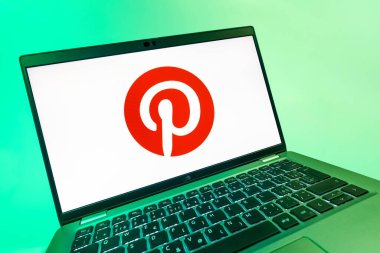 Prag, Çek Cumhuriyeti - 08 12 2025: Pinterest logosunu gösteren dinamik bir yakın plan. Pinterest fikirleri görsel olarak keşfetmek ve kaydetmek için bir platformdur..