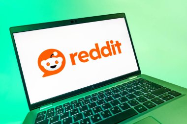 Prag, Çek Cumhuriyeti - 08 12 2025: Reddit logosunu gösteren bir dizüstü bilgisayarın dinamik yakın çekimi. Reddit tartışma, haber ve toplum içeriği için bir platformdur.