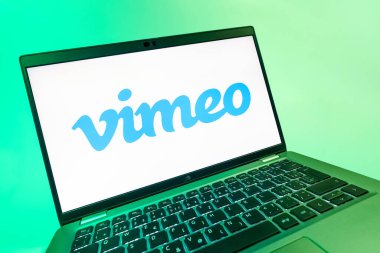 Prag, Çek Cumhuriyeti - 08 12 2025: Vimeo logosunu gösteren bir dizüstü bilgisayarın dinamik yakın çekimi. Vimeo, yüksek kaliteli video sunucu ve paylaşımı için bir platformdur.