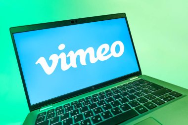 Prag, Çek Cumhuriyeti - 08 12 2025: Vimeo logosunu gösteren bir dizüstü bilgisayarın dinamik yakın çekimi. Vimeo, yüksek kaliteli video sunucu ve paylaşımı için bir platformdur.
