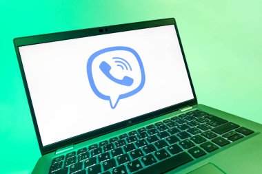 Prag, Çek Cumhuriyeti - 08 12 2025: Viber logosunu gösteren bir dizüstü bilgisayarın dinamik yakın çekimi. Viber aramalar, mesajlar ve medya paylaşımı için bir mesajlaşma uygulamasıdır.