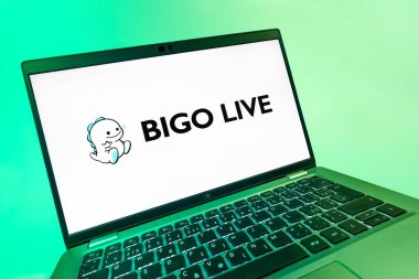 Prag, Çek Cumhuriyeti - 08 12 2025: Bigo Live logosunu gösteren bir dizüstü bilgisayarın dinamik yakın çekimi. Bigo Live canlı yayın ve sosyal etkileşim için bir platformdur.